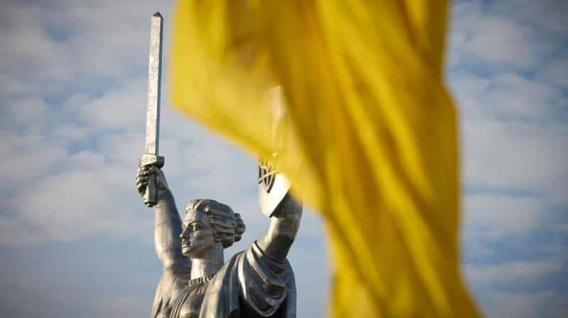 В Киеве сняли главный флаг Украины из-за сильного ветра