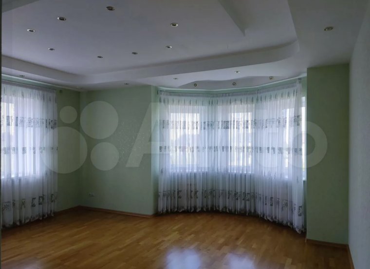В Перми продают коттедж со спортзалом и баней за 38,5 млн рублей. Фото