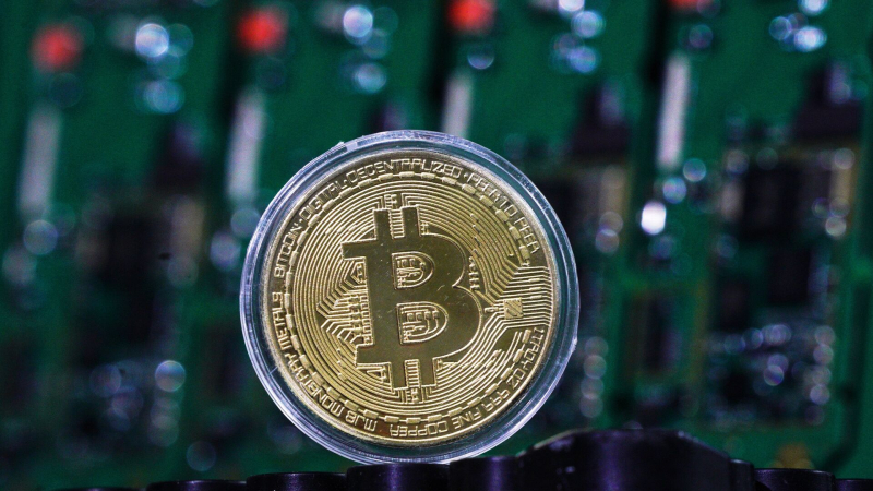 Стоимость биткоина превысила 104 тысячи долларов