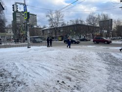 «Нас совсем не уважают»: жители самого интеллигентного района Екатеринбурга недовольны уборкой улиц. Фото