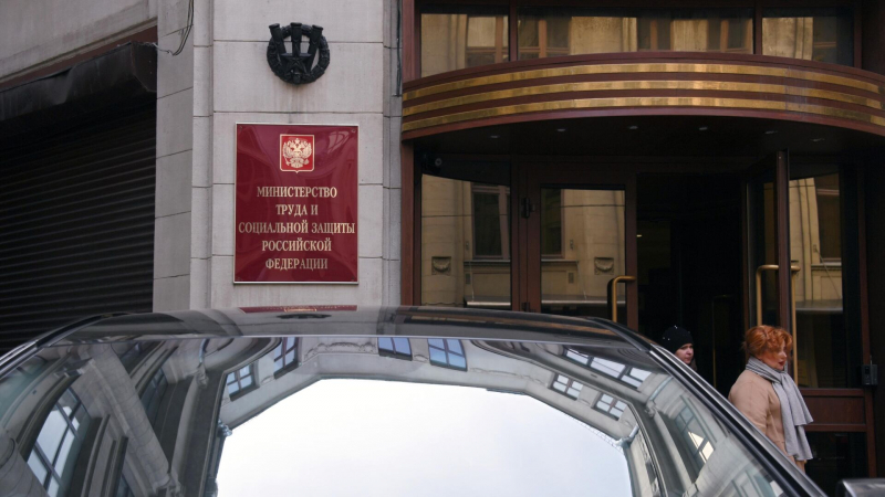 Минтруд назвал самую высокую зарплату для иностранцев