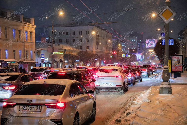 Екатеринбург утонул в снегу: 10 фото