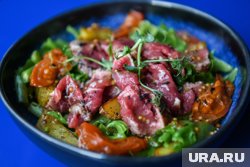 Закуски из мяса на Новый год: карпаччо, рулеты с ветчиной, мини-котлеты на шпажках