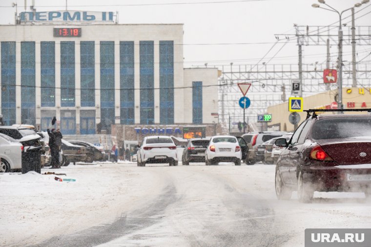 Как в Перми чистят улицы от снега и льда. Фоторепортаж