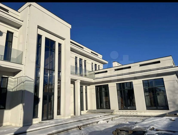 В Екатеринбурге продают огромный коттедж в античном стиле за 250 миллионов. Фото