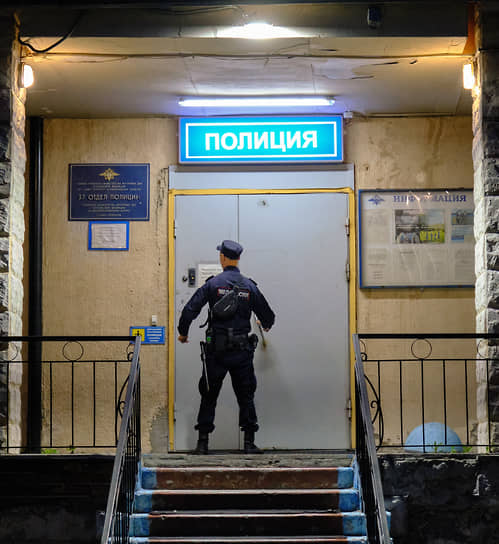 Адвокаты хотят сохранить беспрепятственный проход в отделения полиции