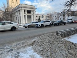 «Нас совсем не уважают»: жители самого интеллигентного района Екатеринбурга недовольны уборкой улиц. Фото