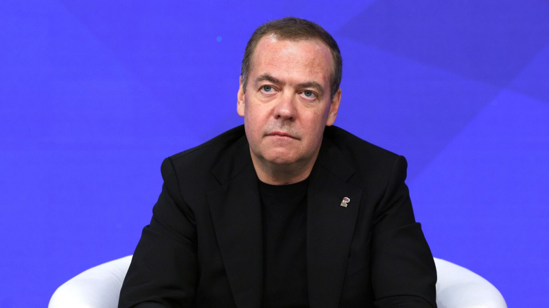 Медведев призвал не ослаблять давление на Киев