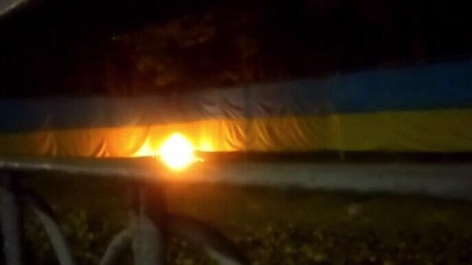 В Киеве сняли главный флаг Украины из-за сильного ветра