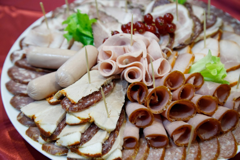 Праздничный стол с кукурузой: салаты и закуски для Нового года