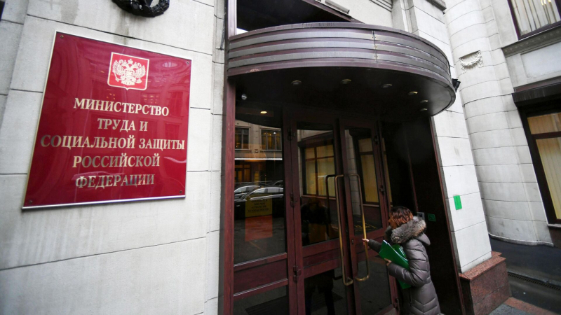 Минтруд назвал самую высокую зарплату для иностранцев