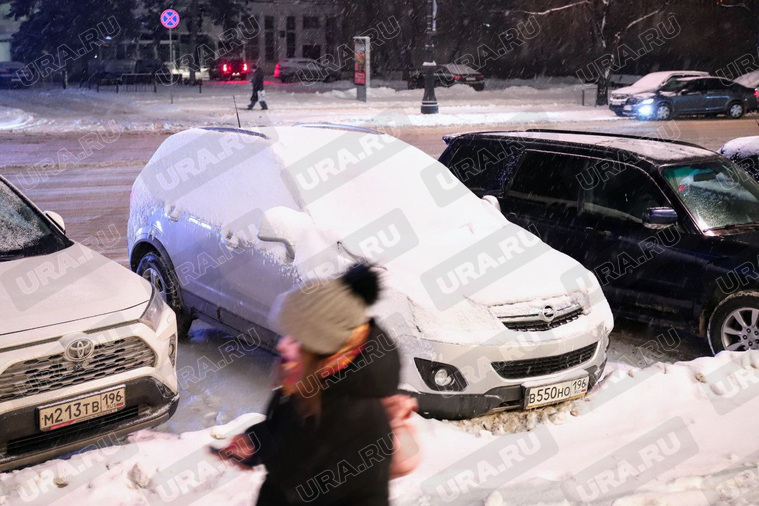 Екатеринбург утонул в снегу: 10 фото
