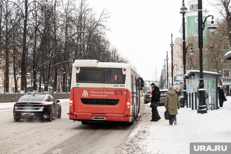 Как в Перми чистят улицы от снега и льда. Фоторепортаж