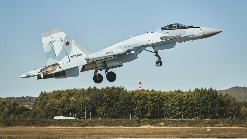 Истребители Су-35С выполнили прикрытие экипажей ВКС в Курской области